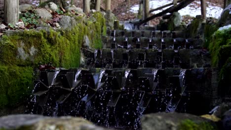 pequeño molino de agua en la naturaleza en eslovenia