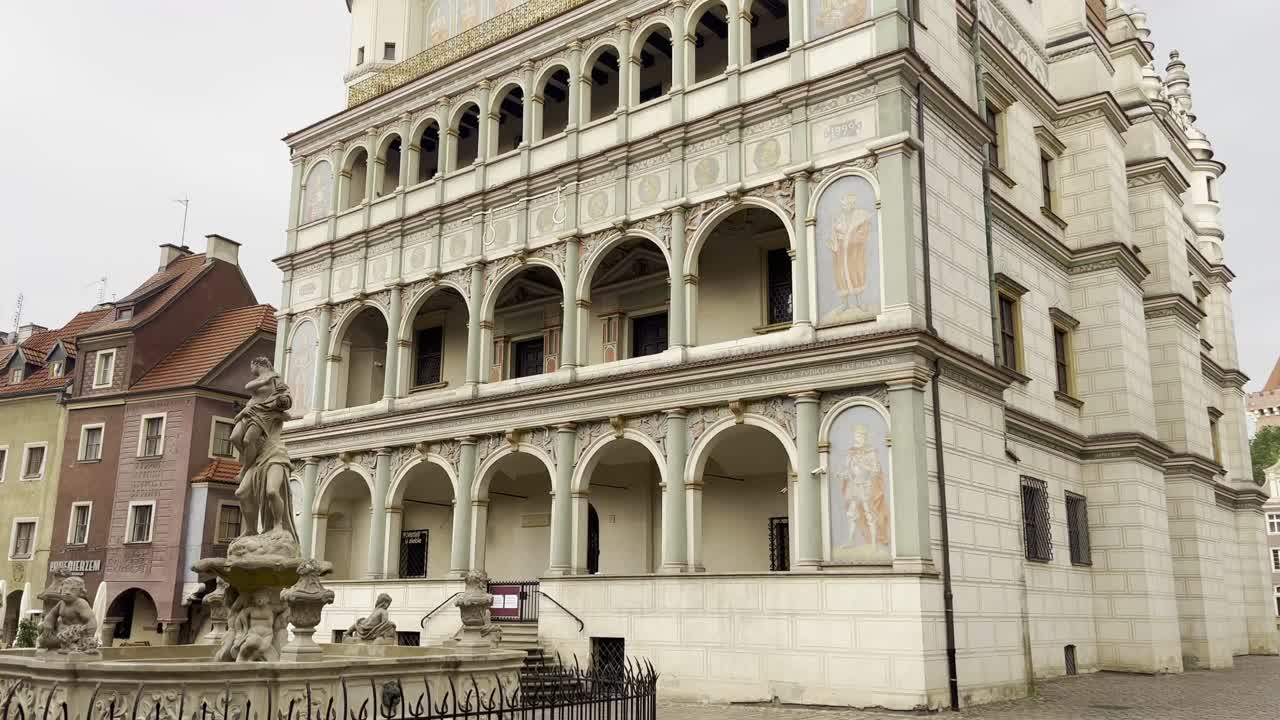 Exploring the Charming Town Square: Renaissance Architecture and a Tranquil Fountain