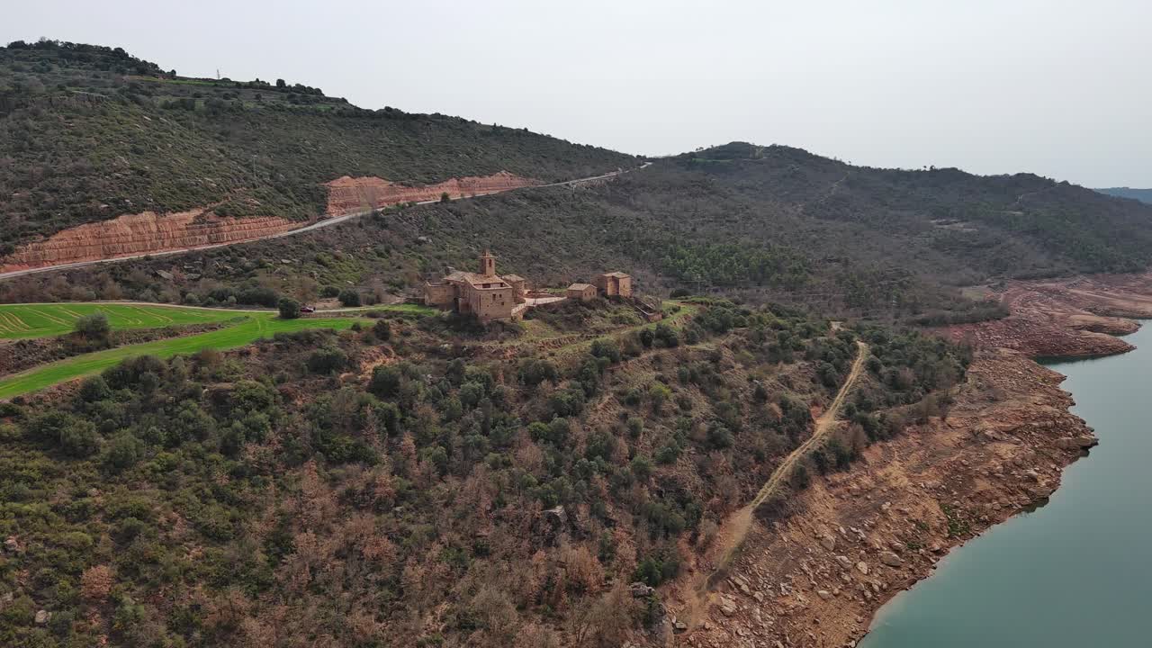 complejo de torres rialb en el paisaje rural, lleida en españa