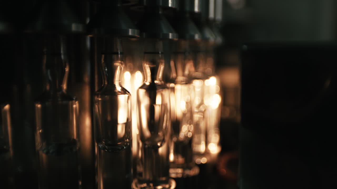 체인 라인 공장, 작은 플라스틱 컨테이너를 제조하기 위해 기계가 끊임없이 일합니다.