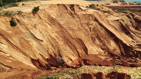 regar o rociar dunas de arena tratando de controlar el entorno natural del desierto