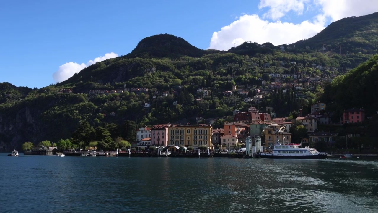 Balsa saindo da cidade de Varenna e atravessando o Lago de Como, norte da Itália.