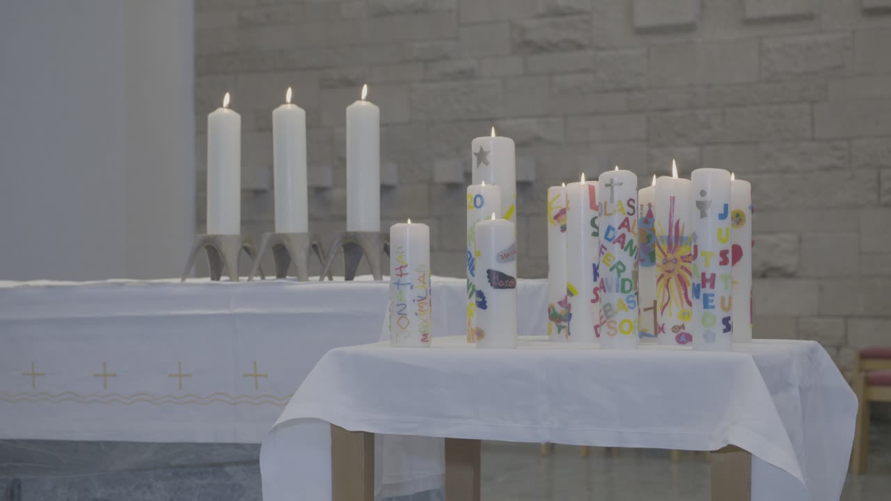 velas de colores se encuentran en un altar, las llamas parpadean