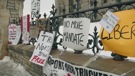 Freedom-Convoy-2022---Plakate-Am-Vorgartenzaun-Des-Parliament-Hill-In-Ottawa,-Kanada