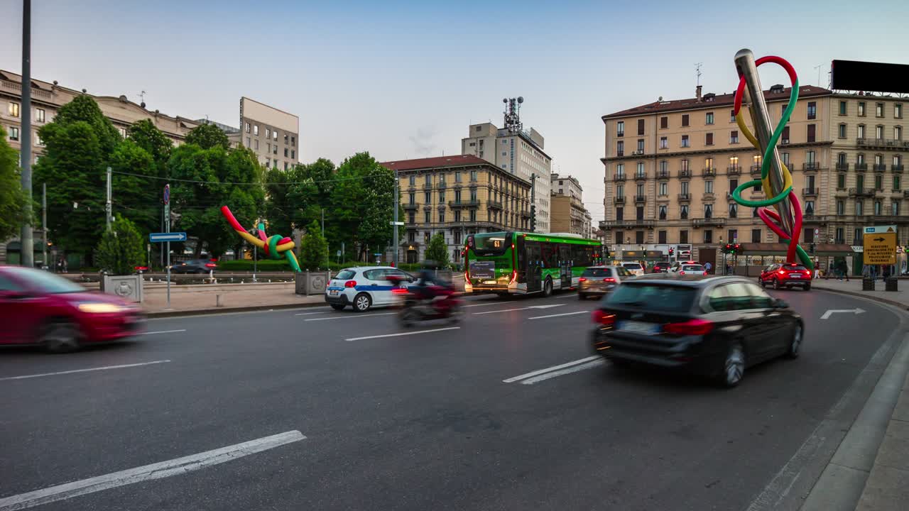 이탈리아 저녁 빛 밀라노 시내 풍경 유명한 교통 광장 파노라마 4k 타임 스
