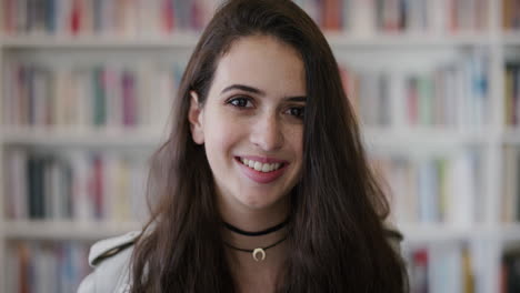 Retrato-Hermosa-Joven-Estudiante-Mirando-Hacia-Arriba-Sonriendo-Feliz-Disfrutando-De-Una-Educación-Exitosa-Estilo-De-Vida-Linda-Adolescente-Pecas