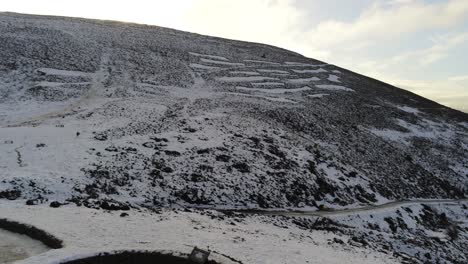 Moel-Famau-Galés-Montaña-Nevada-Valle-Vista-Aérea-Frío-Agrícola-Rural-Invierno-Paisaje-Lento-Derecho-Sartén