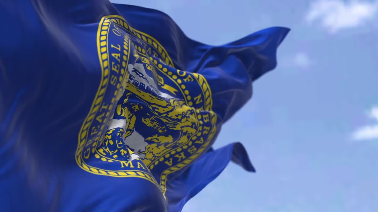 la bandera del estado de nebraska ondeando en el viento.