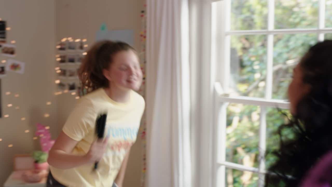 행복한 십대 소녀들이 침실에서 춤을 추고 가장 친한 친구들이 재미를 즐기고 미친 춤을 즐기고 휴가 주말을 축하하고 집에서 파자마를 입고