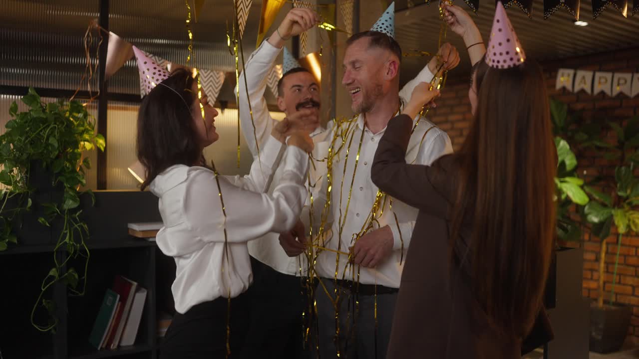 fiesta de cumpleaños en la oficina.