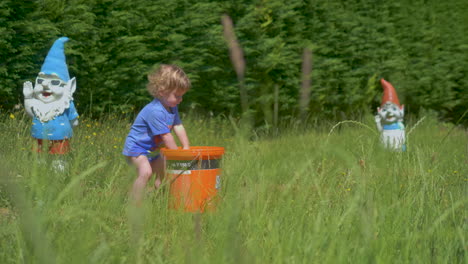 Toma-A-Cámara-Lenta-De-Un-Niño-Salpicando-Agua-De-Un-Balde-En-Un-Caluroso-Día-De-Verano