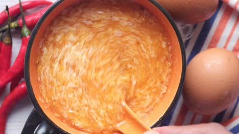 una deliciosa sopa de gotas de huevo