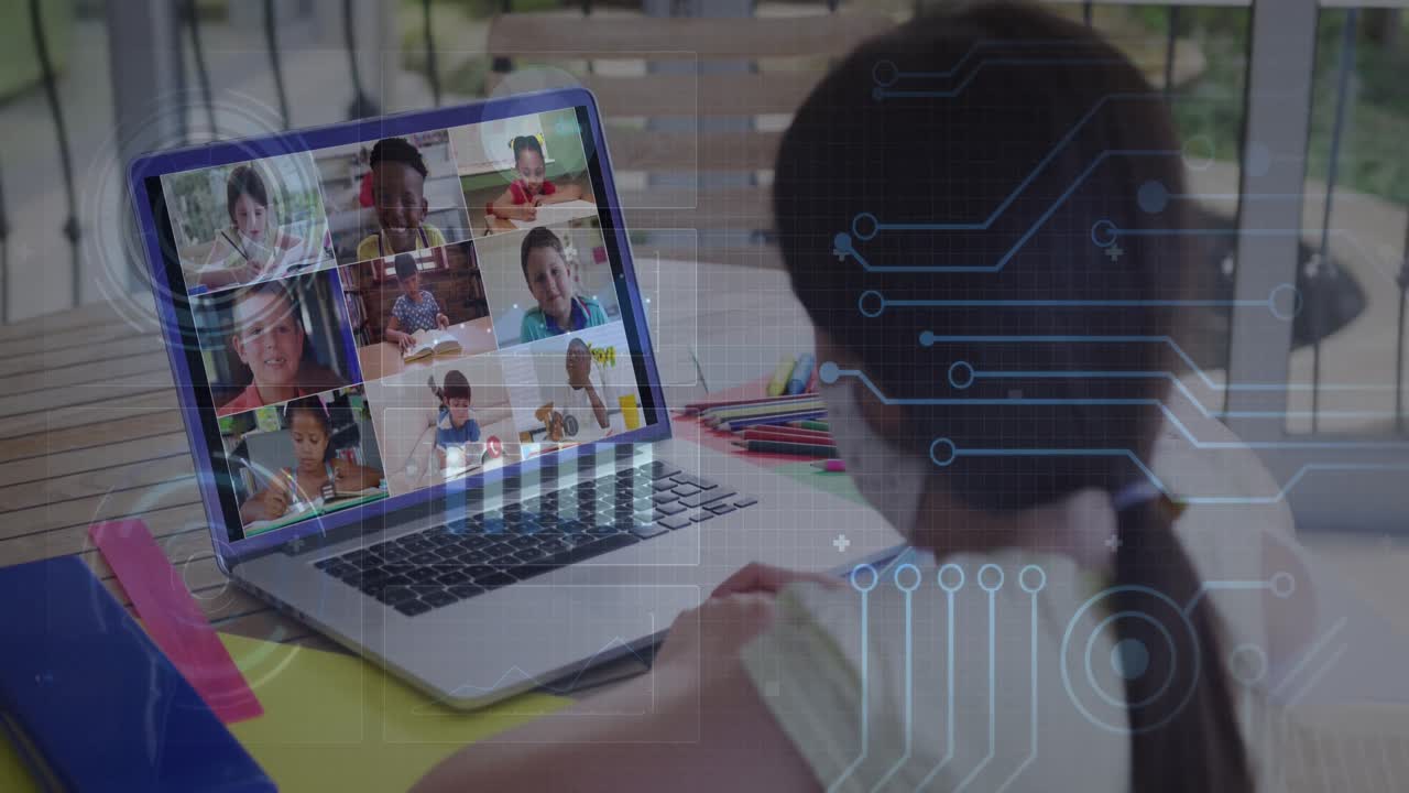 animación de procesamiento de datos con una chica caucásica haciendo una videollamada escolar
