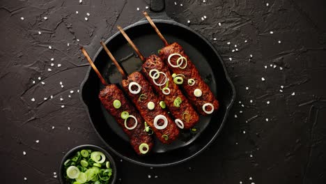 kebab de pavo asado decorado con cebolla fresca