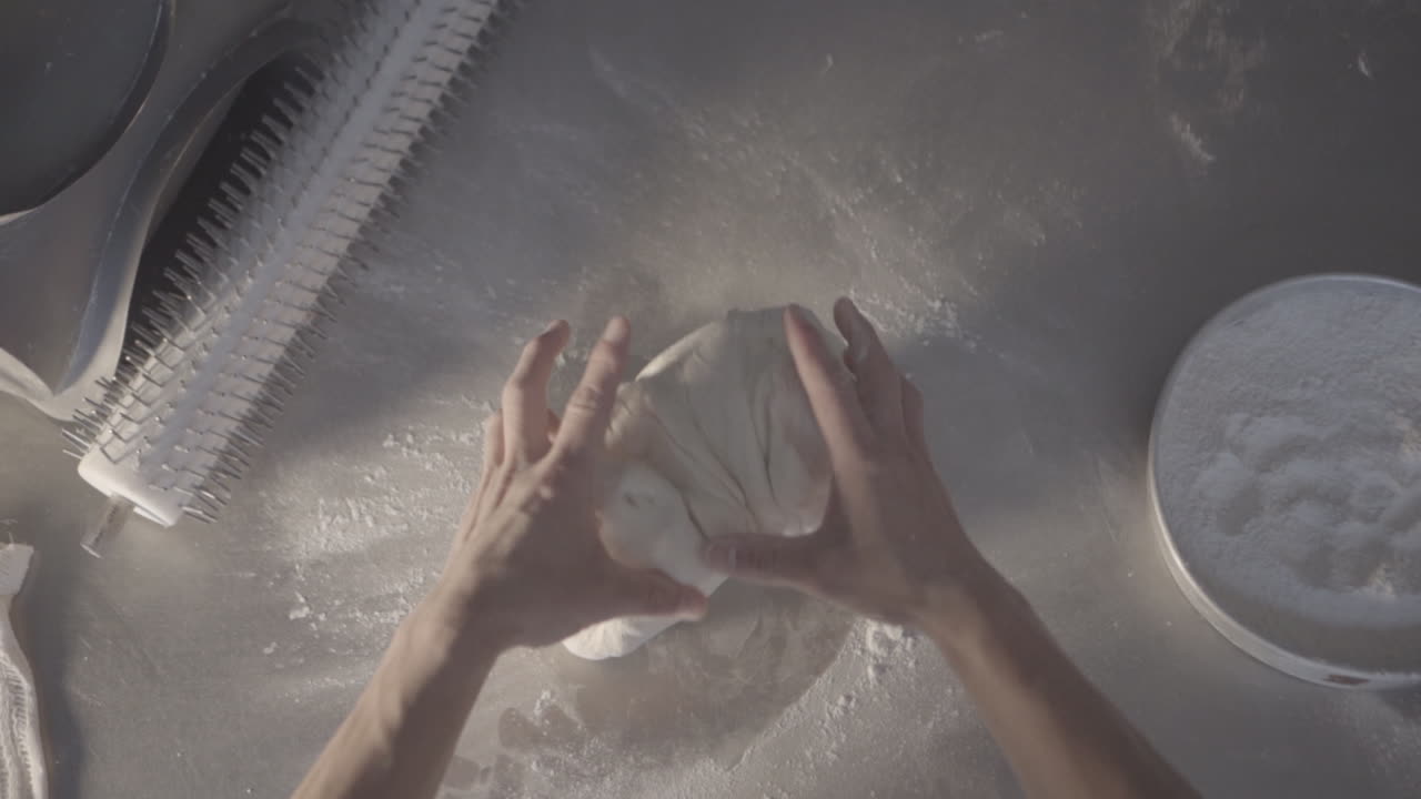 ⁇  반죽 을 준비 하는 손 들 의 상상,  ⁇  을  ⁇ 고 모양 을 짓는 장인적 인 과정 을 보여 주는