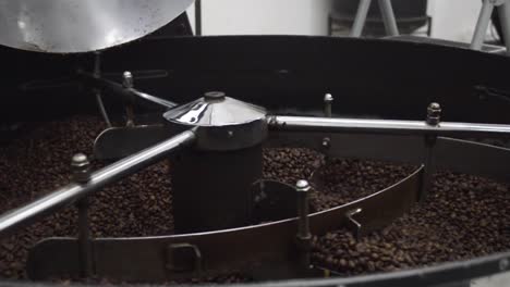 proceso de tostado de granos de café en una máquina tostadora de café industrial de cerca