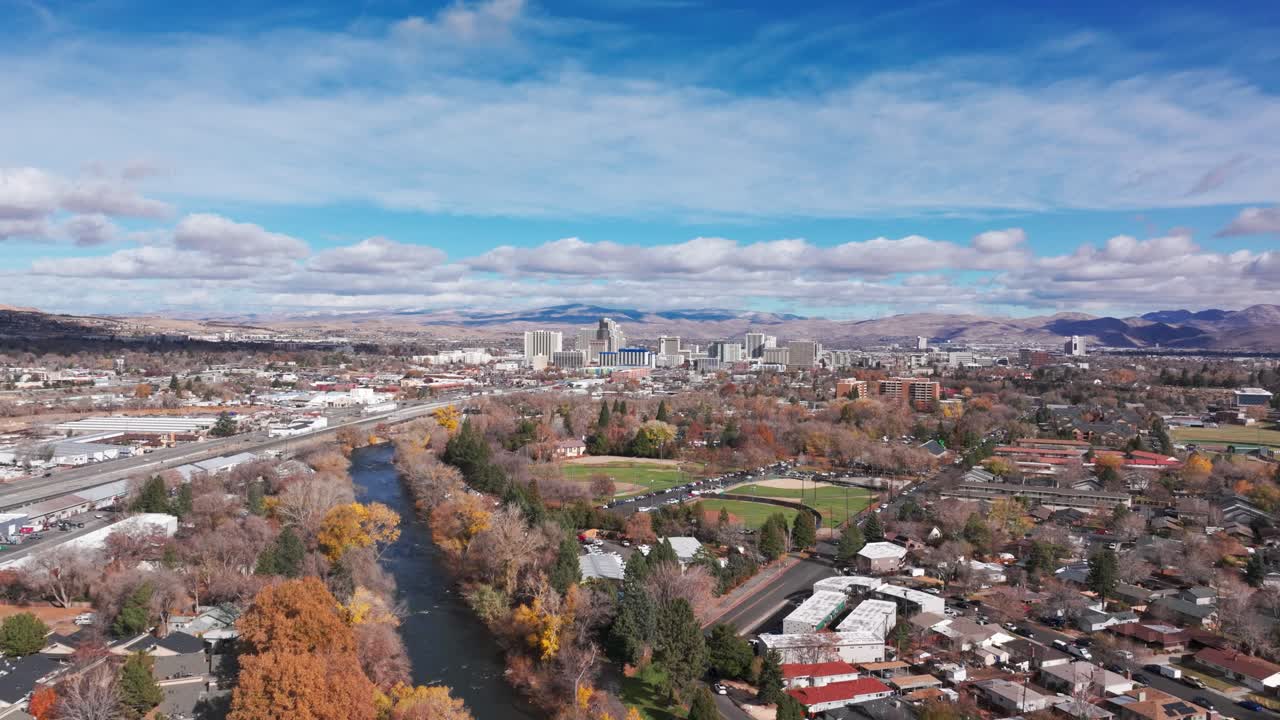 disparo de drone de gran ángulo panorámico a la izquierda en reno, nevada con el río