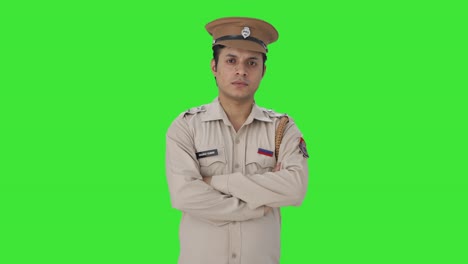 retrato de un confiado oficial de policía indio pantalla verde