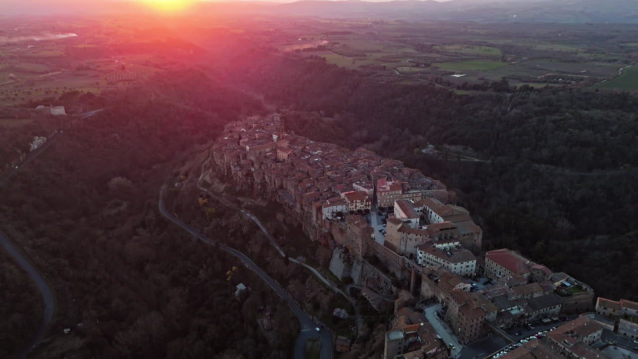 Veduta aerea di Pitigliano, Toscana al tramonto con un paesaggio sereno.