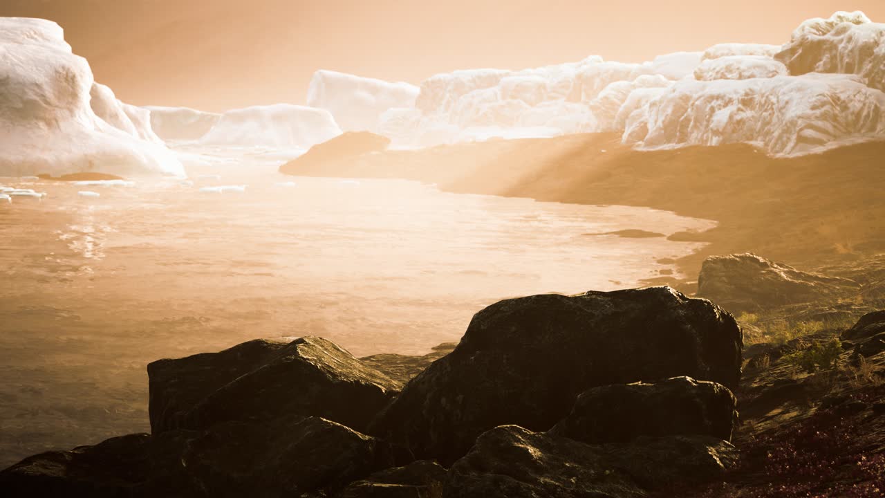 Antarktiske isbjerge nær klippestrand