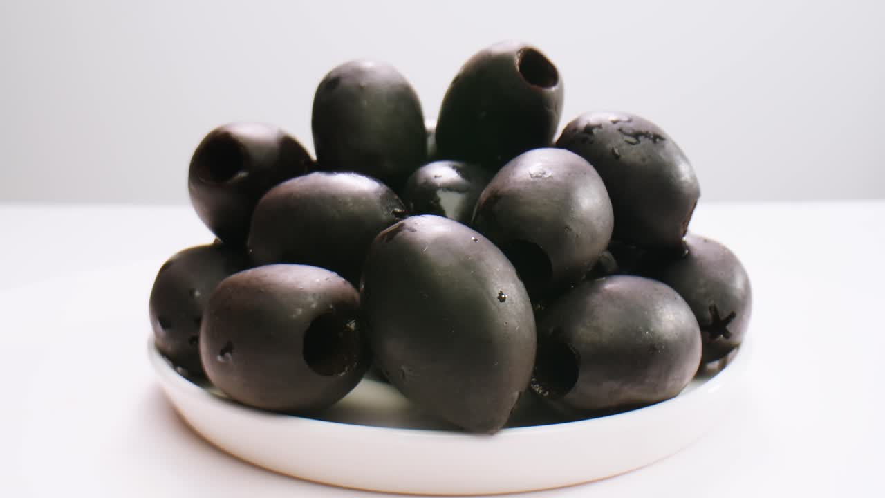 aceitunas verdes redondas en vinagre de grecia como fondo, vista de arriba. imágenes de alta calidad en 4k