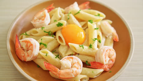 Salsa-De-Crema-Blanca-De-Pasta-Penne-Casera-Con-Gambas-Y-Huevo