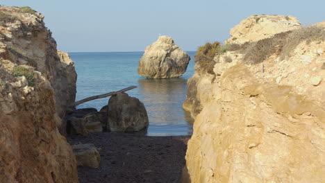 pequena praia ou cala no meio das rochas com o lindo sol da manhã em menorca