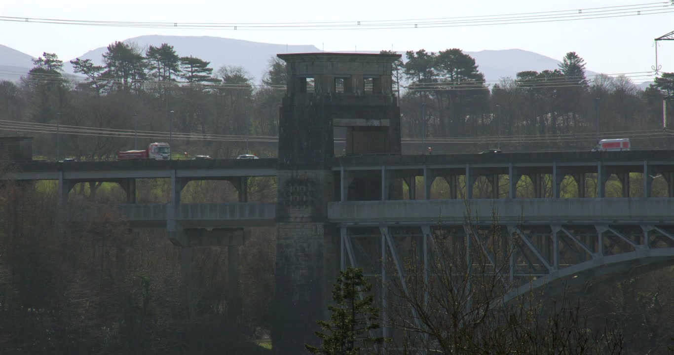 Scatto del ponte Britannia dalla A5, Ffordd Caergybi, Llanfairpwllgwyngyll, presso il ponte sospeso di Menai e lo Stretto di Menai
