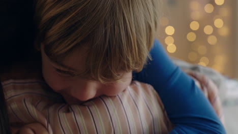 niño feliz abrazando a su madre disfrutando de la madre amorosa abrazando a su hijo en casa 4k imágenes