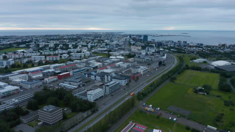 Vista-Aérea-Del-Panorama-De-La-Costa-De-Reykjavik,-La-Capital-De-Islandia-Y-La-Capital-Mundial-Más-Septentrional.-Vista-De-Drones-Del-Barrio-De-Reykjavik-Y-El-Distrito-Comercial