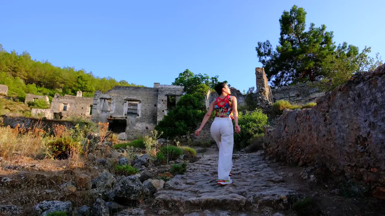 요가 소녀 는 잔디 에 머리 를  ⁇ 고 요가 를 하고 있다