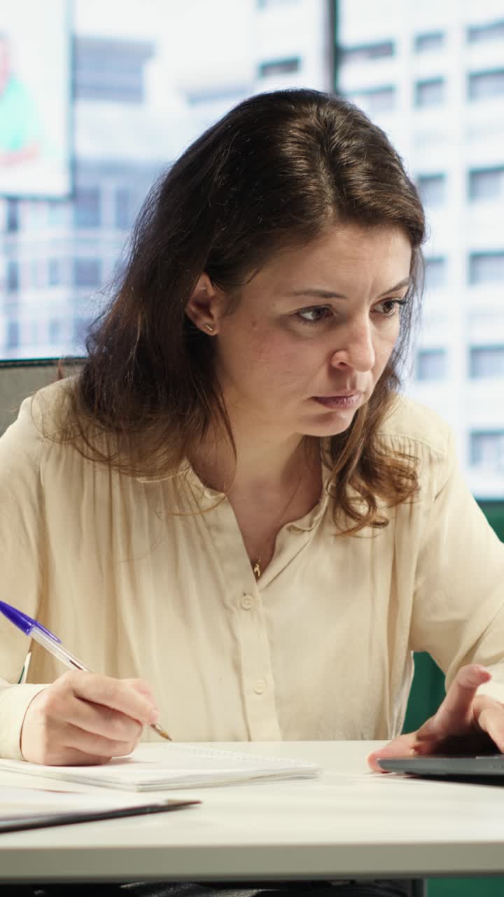 Video verticale: Dirigente donna con potere decisionale che firma contratti e approva richieste.