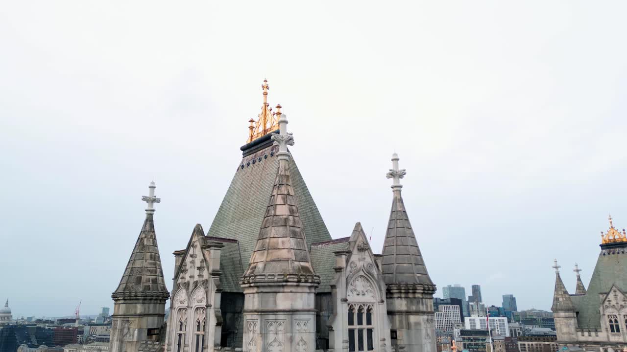 영국 런던 타워 브리지의 가장 높은 부분을 드론으로 촬영한 받침대의 돌리