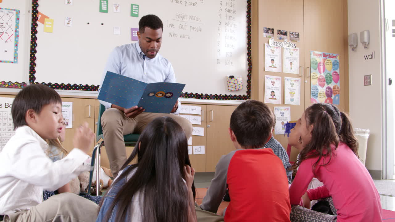 un maestro leyendo a los niños un cuento en una clase de escuela primaria
