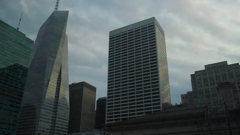 el sol se levanta sobre la ciudad de nueva york cerca de bryant park.