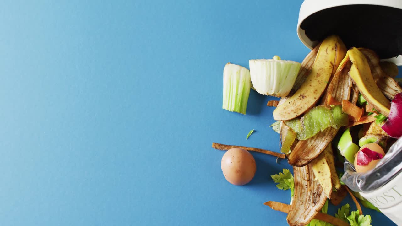 유기농, 과일 및 채소 폐기물 이 주방  ⁇ 비통 에서 흘러나오는 영상