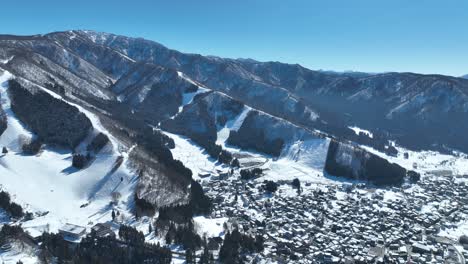 Toma-Aérea-De-Establecimiento-De-La-Aldea-Japonesa-De-La-Estación-De-Esquí-De-Montaña-Nozawaonsen