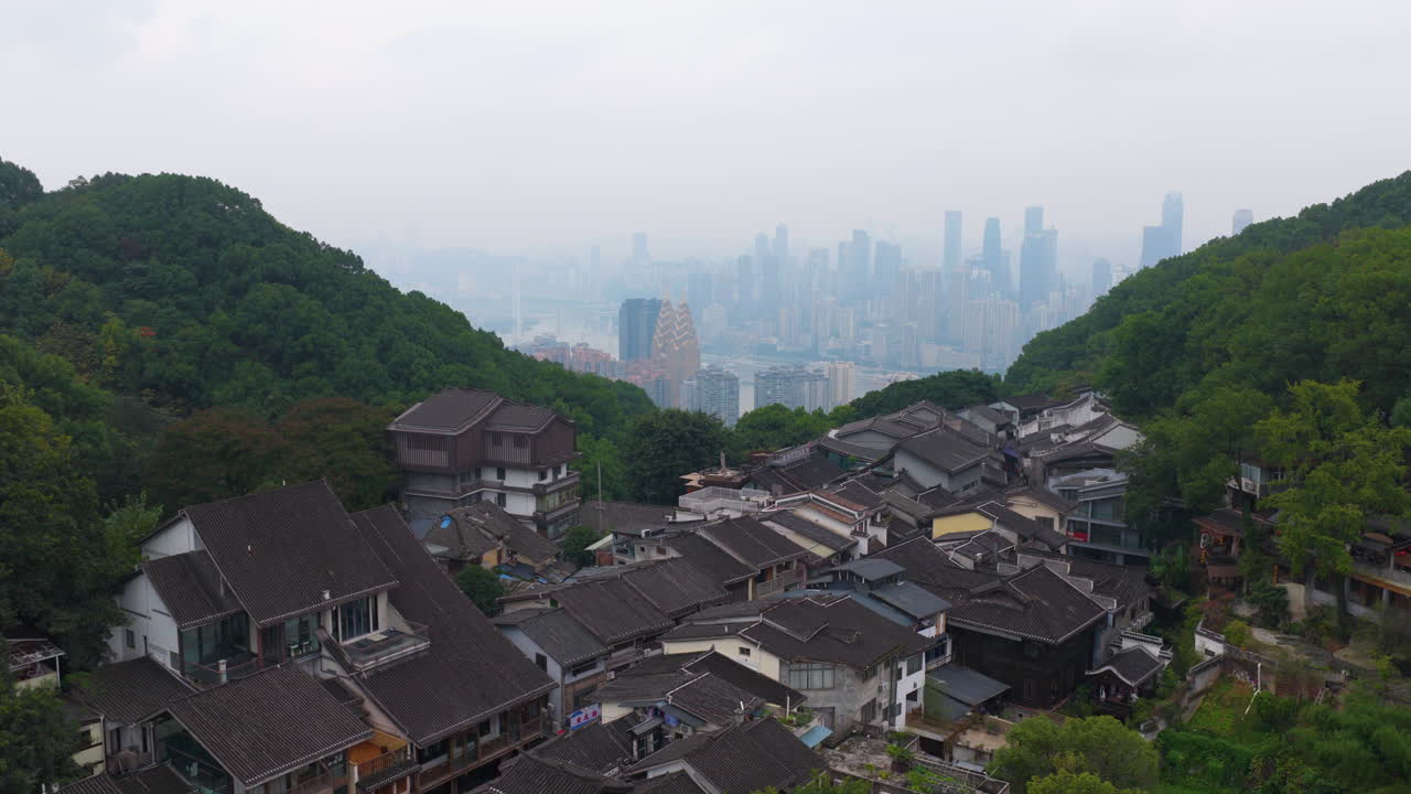 Oversikt over disig skyline av Chongqing fra Huangjueya Old Street i Kina – luftfoto