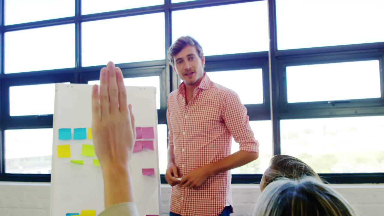 ejecutivo masculino haciendo una presentación a sus colegas en la oficina