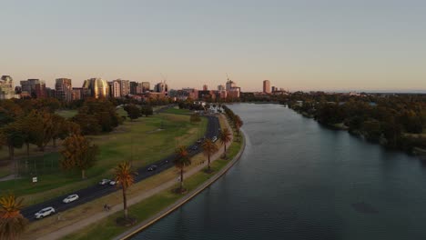 vista aérea de un avión no tripulado de una carretera rodeada de palmeras en melbourne, australia