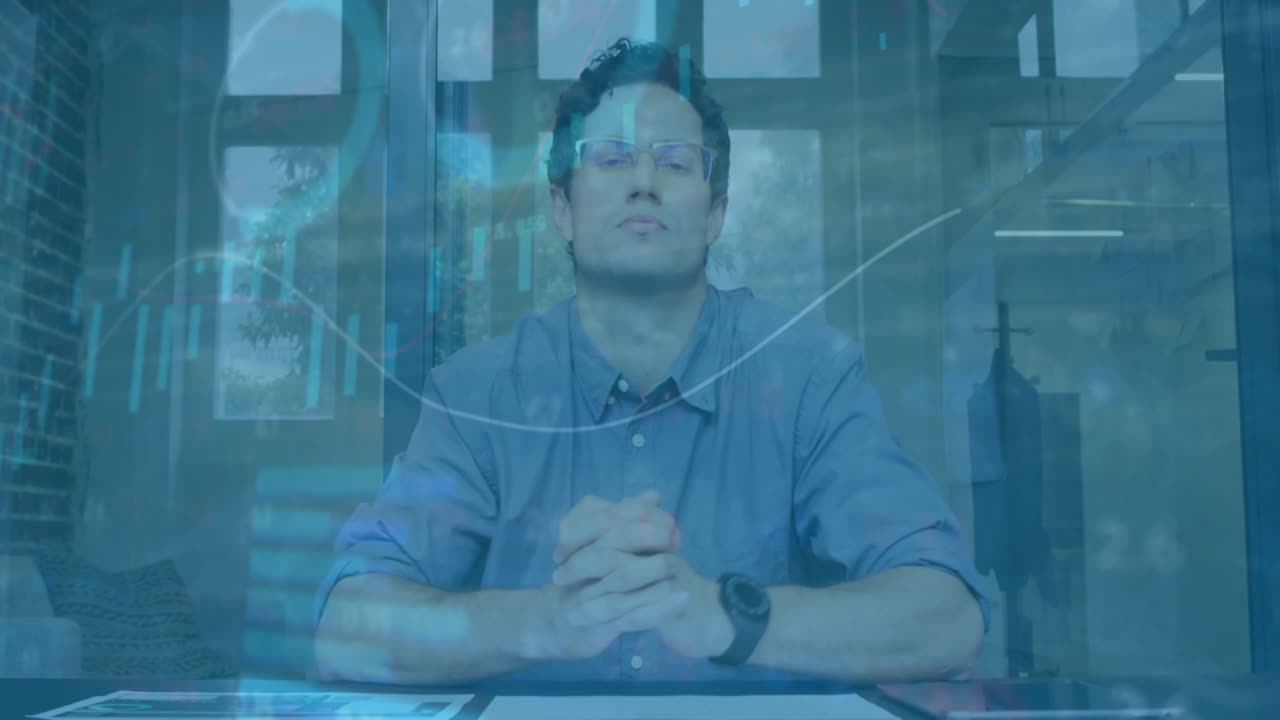 animación del procesamiento de datos financieros sobre el empresario caucásico en el cargo