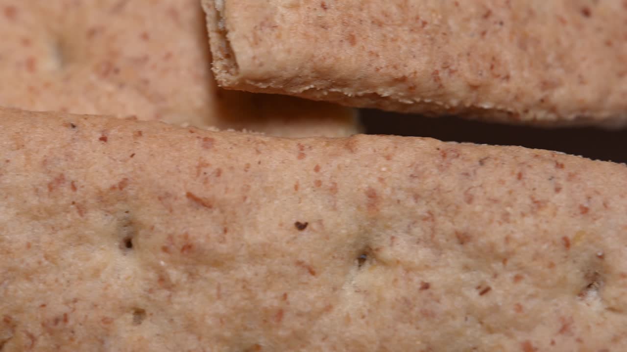 접시에 있는 그레이엄 크래커의 아름다운 매크로 클로즈업, 느린 슬라이드