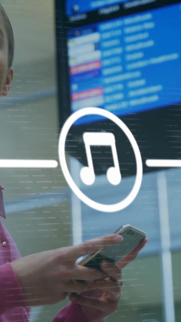 Animación de una red de conexiones con iconos sobre una mujer caucásica usando un smartphone.