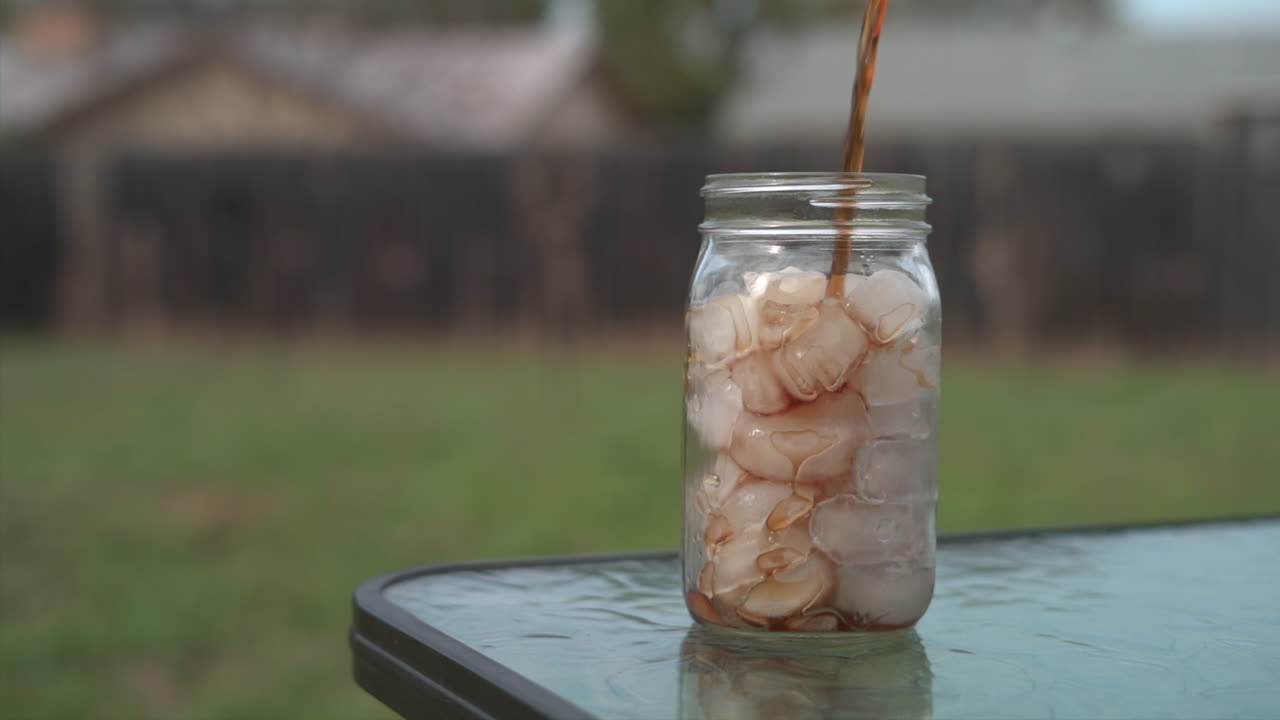 sirviendo té dulce en un día soleado en cámara lenta