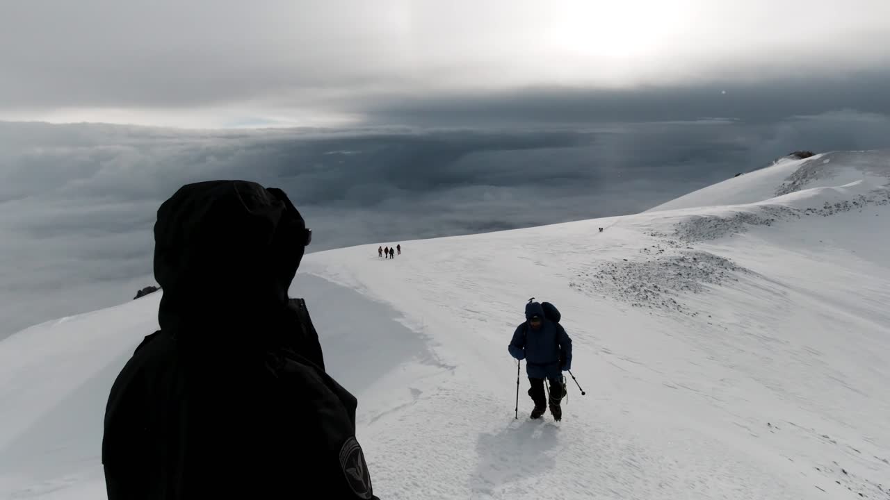 눈 인 산꼭대기 에서 산책 하는 사람 들