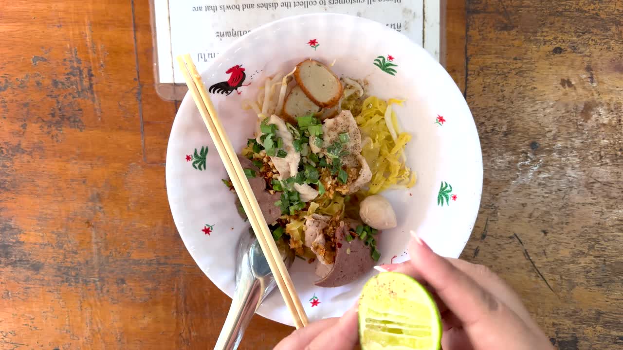 떠다니는 시장에서 누들에 라임을 첨가하는 것