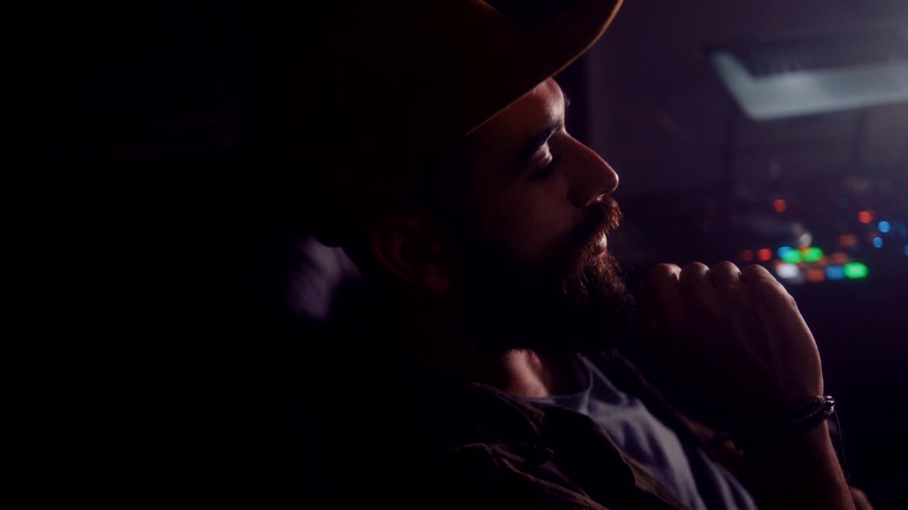 녹음 스튜디오에서 일하는 젊은 스터 음악 프로듀서