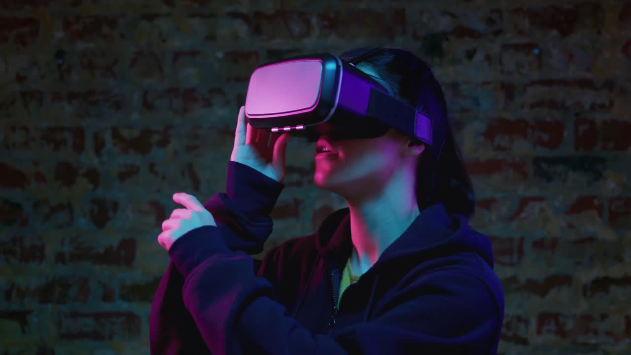 wanita mengenakan headset vr
