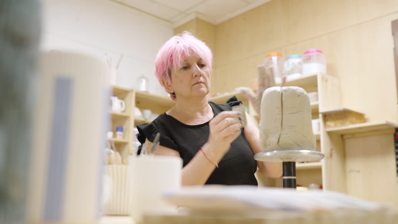 Kvinde laver keramik i et studie