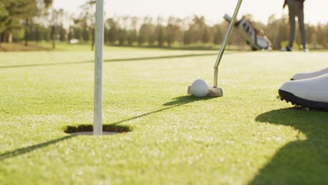 Video-Eines-Kaukasischen-Mannes,-Der-Sich-Darauf-Vorbereitet,-Den-Ball-Auf-Dem-Golfplatz-Zu-Schlagen